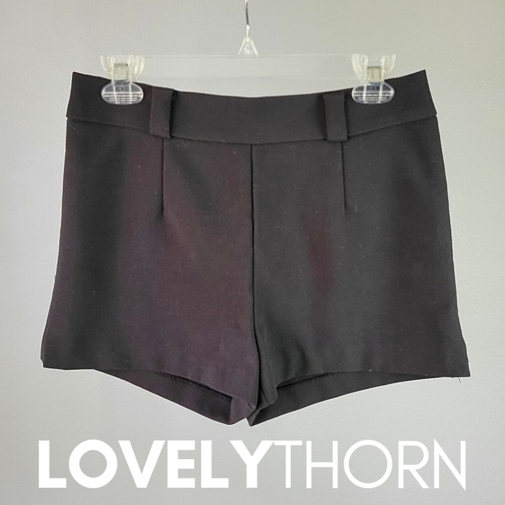 H&M // luxe high waist ultra-flattering waist cinching shorts